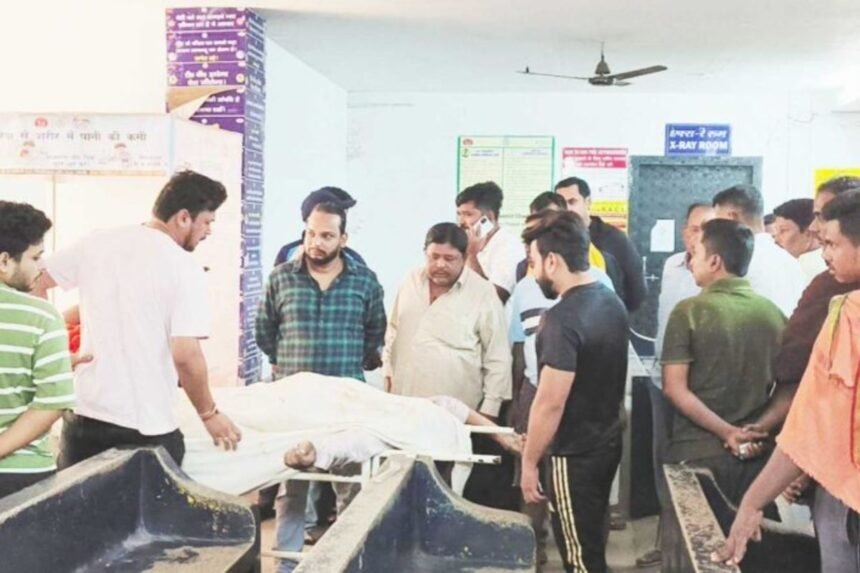 Government teacher’s body found at Giridih bus stand with police investigation underway.