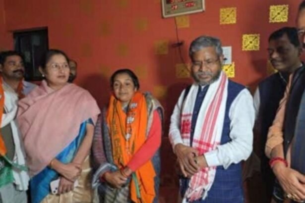 Gita Hazra joins BJP with Union Minister Annapurna Devi and Babulal Marandi ahead of Jharkhand elections.