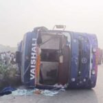 Image of a bus overturned in a tragic accident in Hazaribagh, Jharkhand, with police and locals assisting injured passengers.