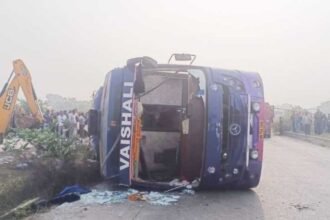 Image of a bus overturned in a tragic accident in Hazaribagh, Jharkhand, with police and locals assisting injured passengers.