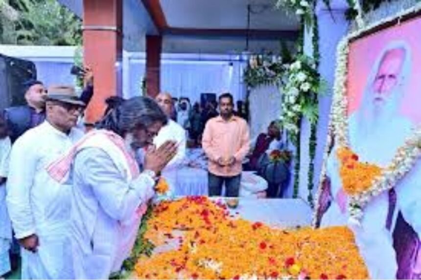 Hemant Soren paying tribute to JMM MLA Yogendra Prasad Mahto's late father, Vishwanath Mahto, during his visit to Chitarpur.