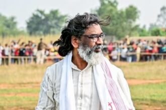 CM Hemant Soren addressing Jharkhand’s people, emphasizing unity, democracy and social justice on a historic day.