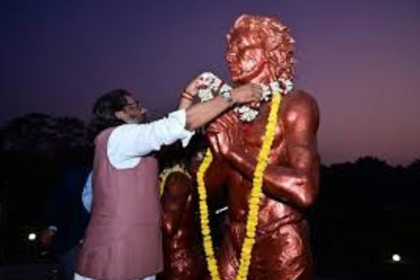 CM Hemant Soren paying tribute to Birsa Munda and Sido-Kanhu after taking oath, accompanied by MLA Kalpana Soren.