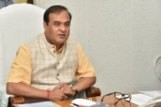 Himanta Biswa Sarma addressing BJP workers in a video after the party's defeat in Jharkhand elections, highlighting Bangladeshi infiltration and vote polarization.