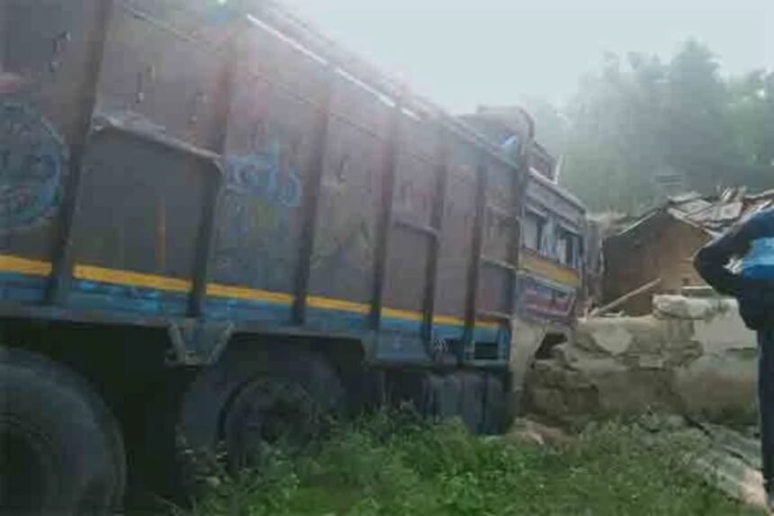 A truck driven by an intoxicated driver crashed into a home in Ratu, Ranchi, causing significant damage while residents narrowly escaped harm.