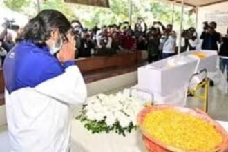 Jharkhand Chief Minister Hemant Soren paying floral tribute to Mangal Munda, descendant of Birsa Munda, at RIMS Ranchi.