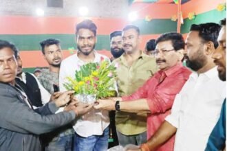 JMM supporters from Sadar Assembly join BJP, welcomed by Nirbhay Shahabadi at election office in Giridih