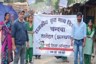 Students and teachers from Chandwa Middle School leading a voter awareness rally in Latehar.