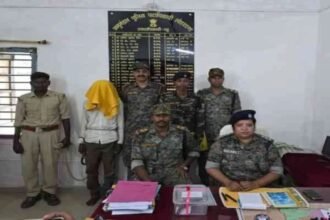 Lohardaga police arrest criminal with firearm during assembly election period.