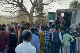 Motorcycle falls from bridge in Koderma, causing fatal accident with one death and two injuries.