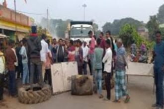 Nishikant Dubey accuses JMM workers of attacking BJP supporter Sanjay Gupta’s residence in Deoghar, escalating political tensions in Jharkhand.