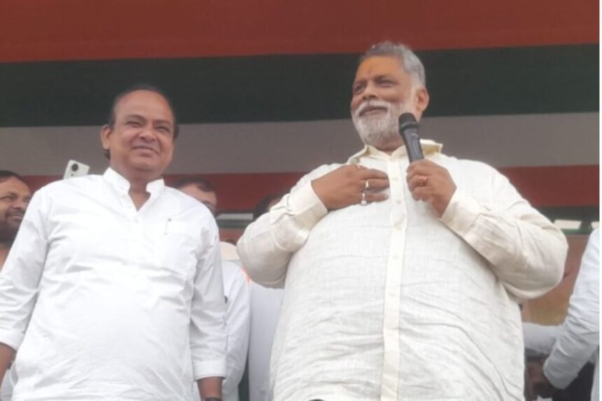 Pappu Yadav addressing a rally in Jamtara, criticizing BJP and endorsing Hemant Soren for Chief Minister.