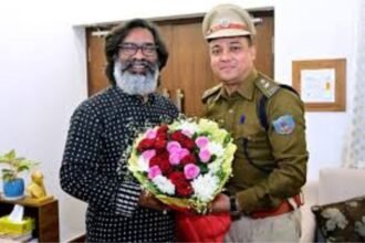 Principal Secretary Rahul Purwar, ADG Priya Dubey, ADG T. Kandasamy, DIG Naushad Alam and SP Ajay Kumar meet CM Hemant Soren for a courtesy visit in Ranchi.