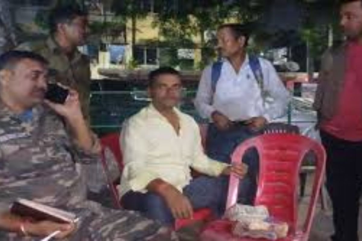 Saraikela News: ₹3.5 Lakh Found on Road, Exemplary Honesty Restores Cash to Police