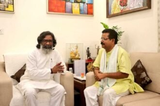 Simon Malto joins JMM with supporters, marking a shift in Jharkhand’s political landscape