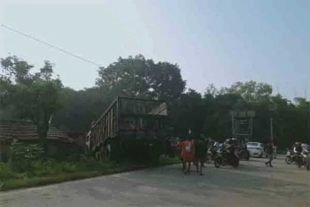 Intoxicated driver crashes truck into a home in Ratu, Ranchi, causing severe damage; residents narrowly escape