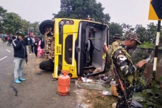 Bus carrying children to Hundru Falls overturns, injuring two dozen students near Sikidiri area, Ranchi.