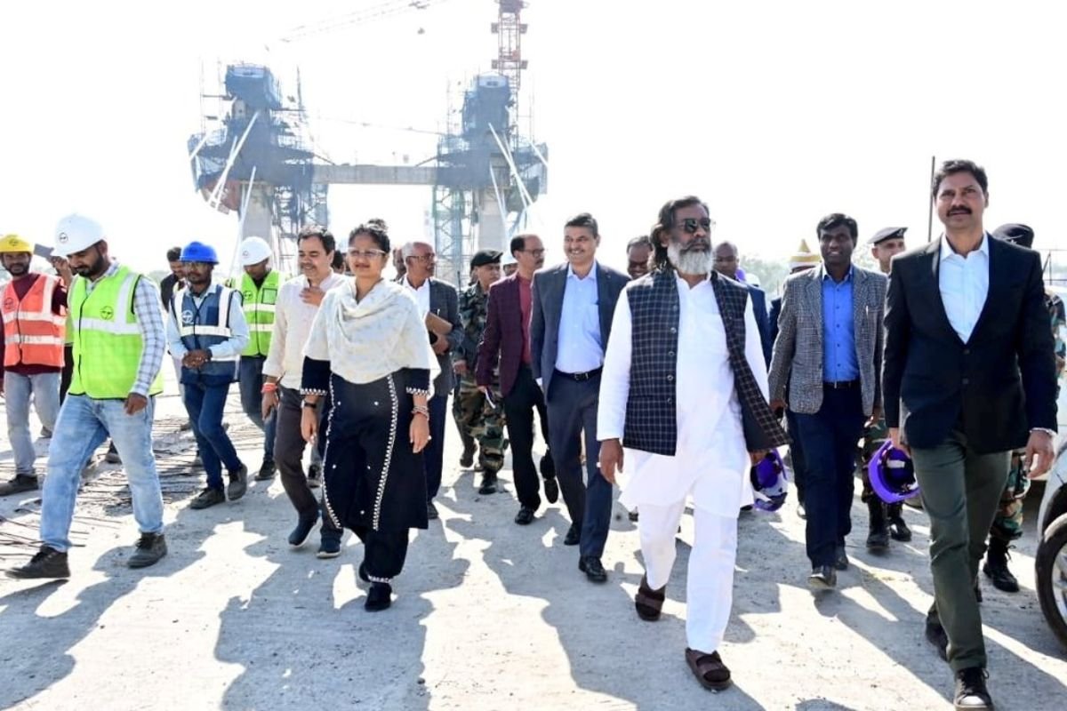 Jharkhand News: CM Hemant Soren Conducts Surprise Siramtoli Mecon Flyover Inspection, Calls for Swift Ranchi Traffic Solutions