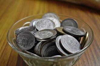 Deoghar shopkeepers and petrol pumps refusing ₹1 and ₹2 coins, leading to public inconvenience.