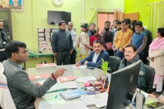 Deputy Commissioner Manjunath Bhajantri conducts a surprise inspection at Namkum Block Office to enforce biometric attendance and review welfare schemes.