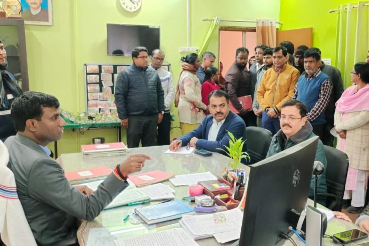 Jharkhand News: Deputy Commissioner Manjunath Bhajantri Inspects Namkum Office, Enforces Biometric Attendance