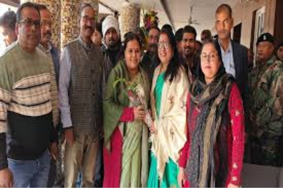 Jharkhand News: Minister Dipika Pandey Holds Review Meeting in Dumka, Highlights Benefits of Document Preparation at Panchayat Bhavan