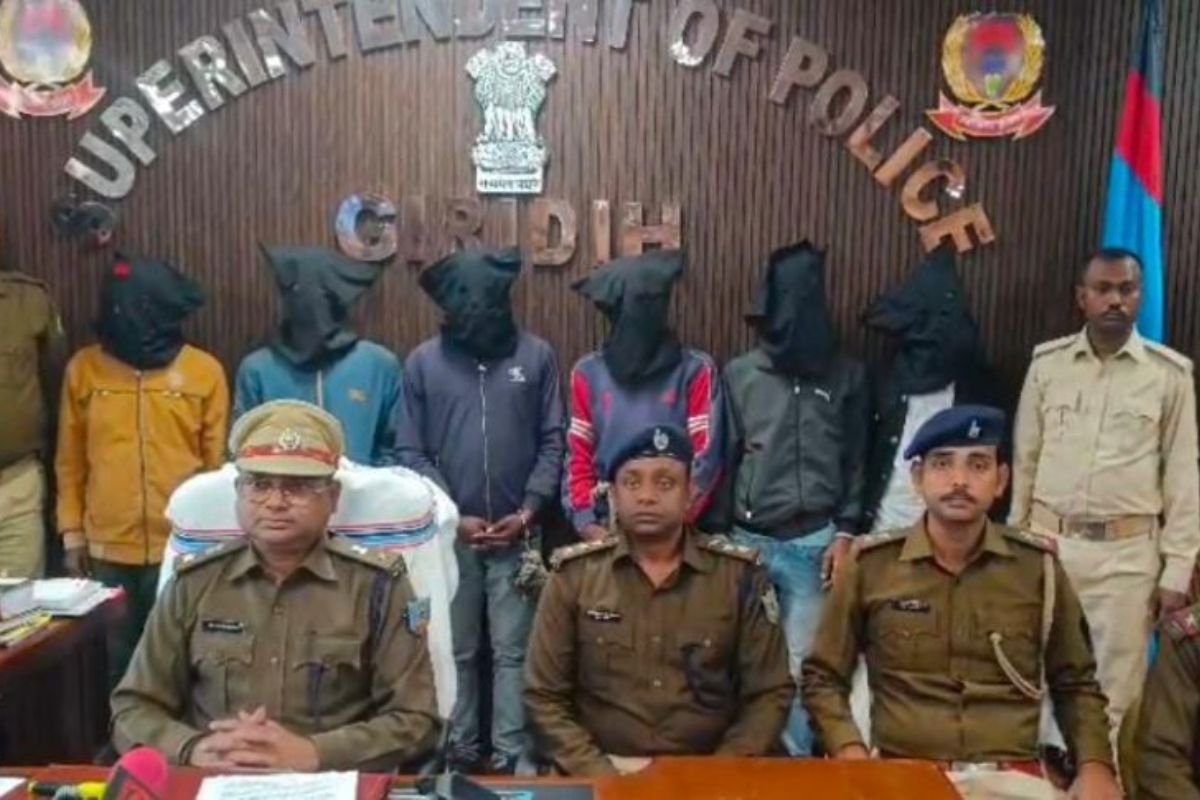 Giridih police arrest six criminals, seize two country-made guns in Jharkhand.