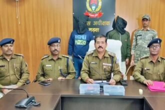 Garhwa police arrest notorious criminal Iqbal Khan, accused of murdering Satya Paswan, with seized weapons and evidence displayed during a press briefing.