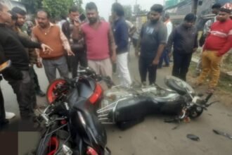 Two motorbikes involved in a head-on collision in Jamtara, leaving four injured, including a child.