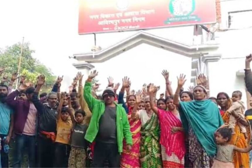 Shopkeepers protesting against the Municipal Corporation’s encroachment drive in Adityapur, Jamshedpur, demanding relief and alternative solutions.