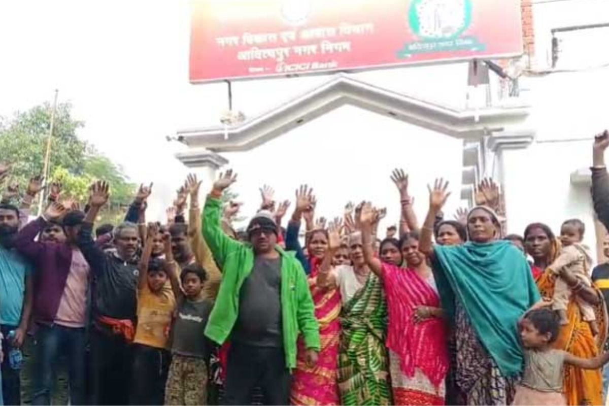 Jamshedpur News: Shopkeepers Protest Municipal Corporation’s Encroachment Drive in Adityapur, Jamshedpur