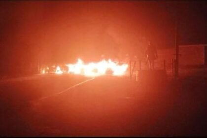 Three Hyva trucks ablaze in Khalari, Ranchi, with armed criminals spreading panic through gunfire.
