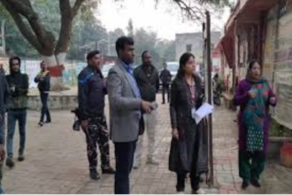 Ranchi DC Manjunath Bhajantri reviewing staff attendance and facilities during a surprise inspection at Kanke Block Office.