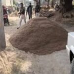 Sand mafia holding Circle Officer hostage during illegal sand mining raid in Jharkhand