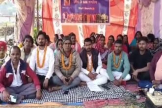 Villagers staging a waterless fast at BCCL Area-3 Gate in Dhanbad, demanding compensation and rehabilitation for mining-related damages.