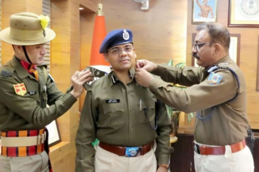 Sunil Bhaskar being honored by DGP Anurag Gupta with the IG badge during a formal ceremony in Jharkhand.