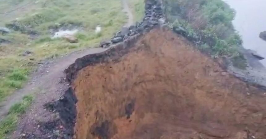 Landslide near Jhirki village in Bokaro due to underground coal mine fire