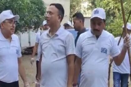 Bokaro DC Ajay Nath Jha administering cleanliness pledge under Namami Gange Mission