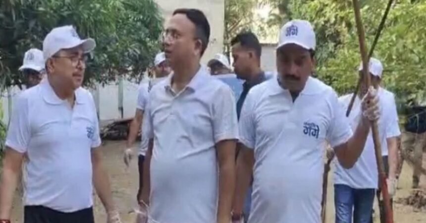 Bokaro DC Ajay Nath Jha administering cleanliness pledge under Namami Gange Mission