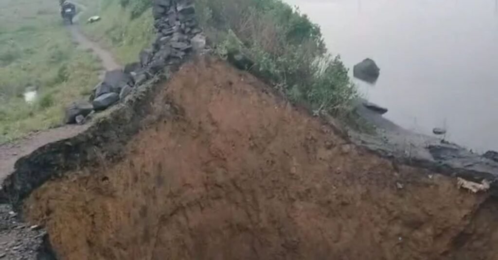 Ground collapse and landslide near Jhirki village in Bokaro due to coal mine fire