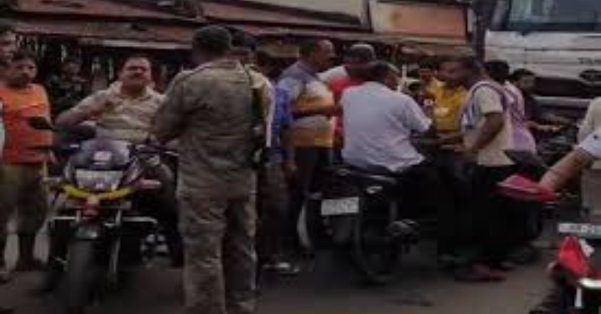 Pakur News: Heavy Vehicles Enter No-Entry Zone, Locals Protest with Road Blockade