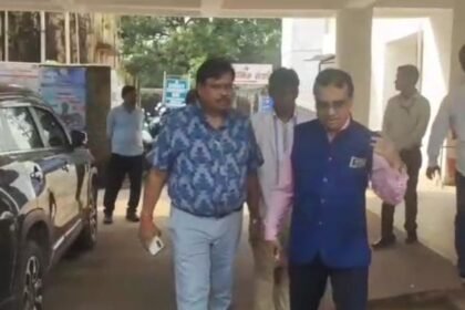 Regional Deputy Director Dr. S.P. Mishra inspecting Dhanbad Sadar Hospital facilities