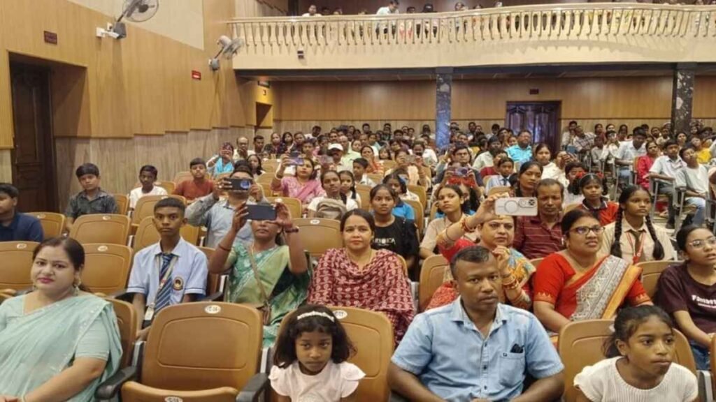 Students and parents attend the 8th Gyan Abhiyan event at Pillai Hall in Chaibasa