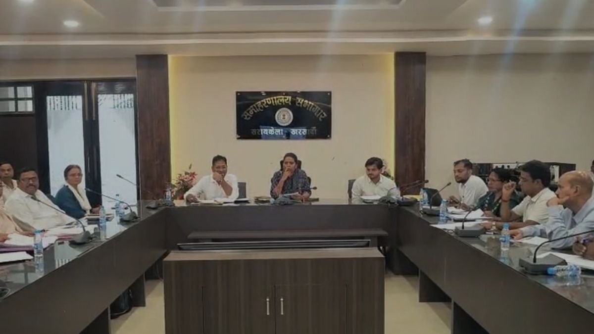 Seraikela Reviews School Education, DDC Orders Action to Improve Attendance and Learning