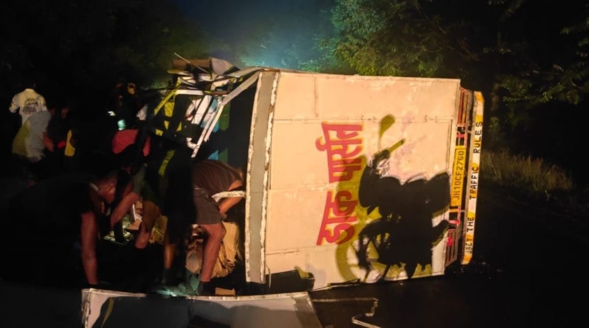 Pickup van carrying liquor overturned on a road in Khaga area of Jamtara