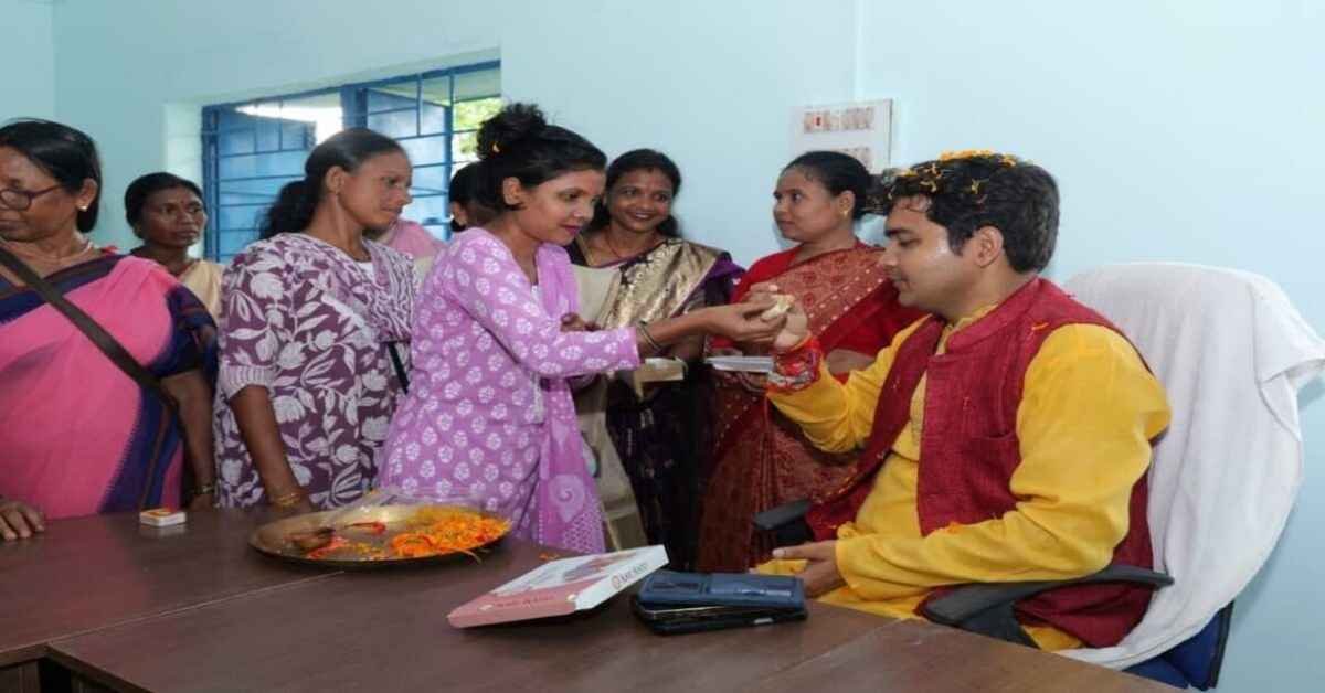 Chaibasa News: Rural women tie Rakhi to DC Manish Kumar, send message of environmental protection