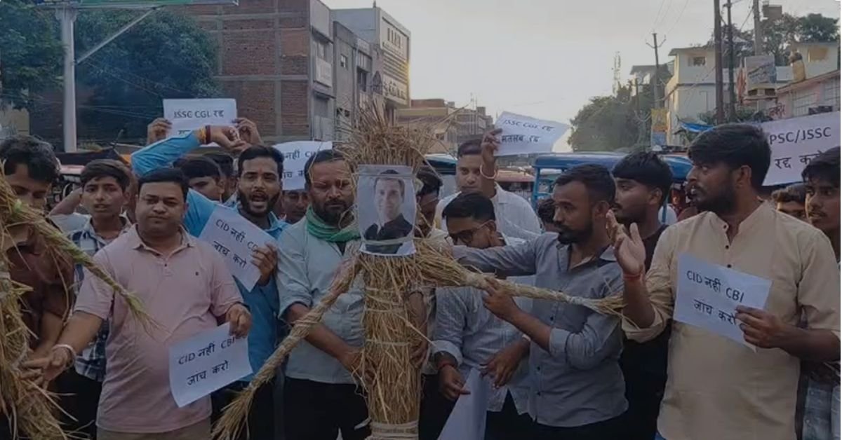 Giridih students protest alleged paper leak, burn effigies of Hemant Soren and Rahul Gandhi