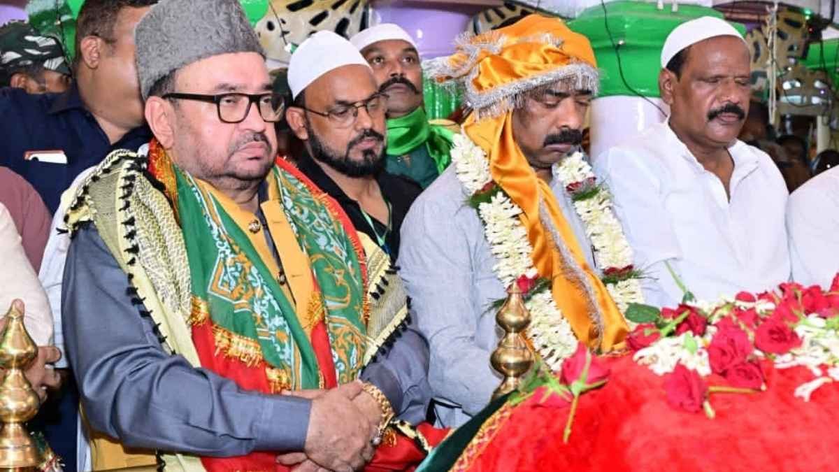 Hemant Soren offers chadar at Risaldar Baba shrine during Urs in Ranchi