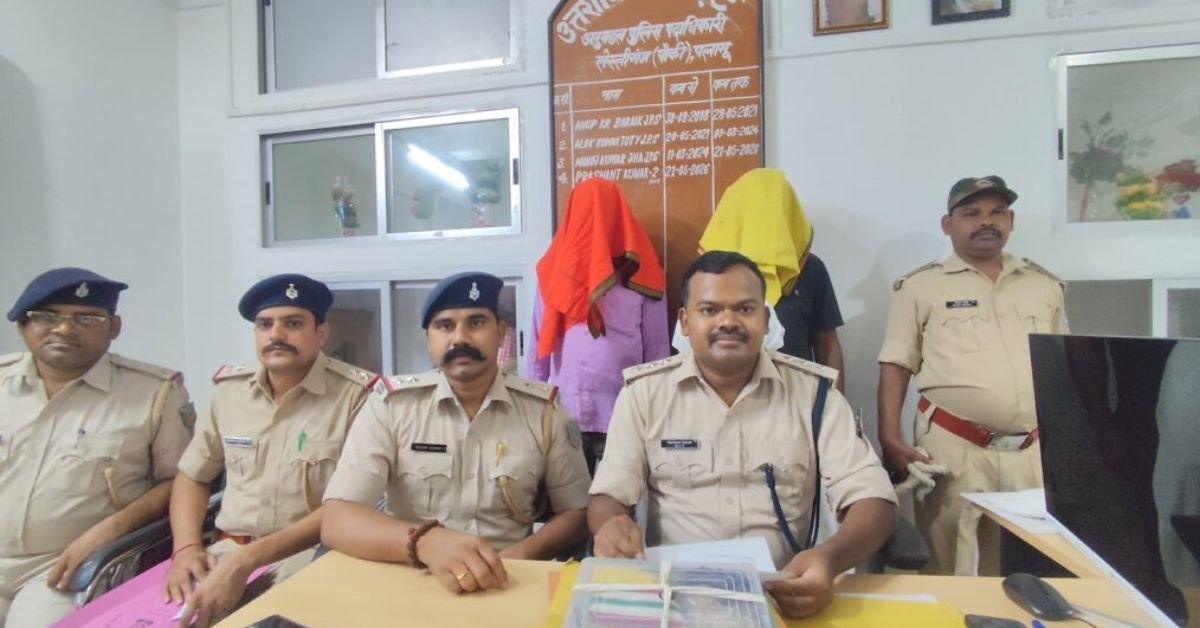 Pipratand police display seized opium and arrested suspects during a press briefing in Palamu