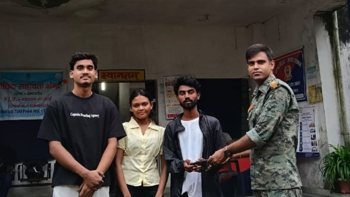 Bandgaon Police Recover Lost iPhone 17 and Return It to Owner in Chaibasa